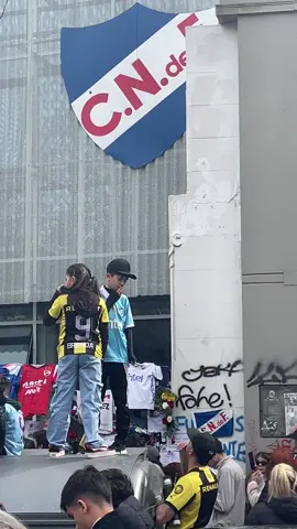 ⚽️ El fútbol mundial se despidió de Juan Izquierdo. 👉 Miles de hinchas del fútbol se acercaron a la sede de @Nacional para estar presentes en el velorio del jugador uruguayo. 🎥 Estas son algunas imágenes que se vieron en #LaBlanqueada. 