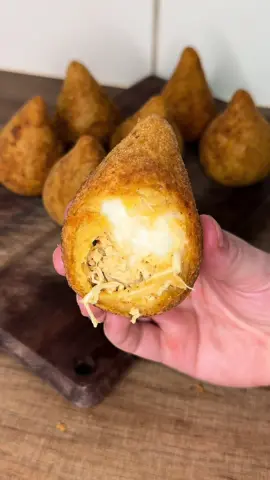 Coxinha  Ingredientes: 1 xícara de água  1/2 xícara de leite  1 colher de sopa de margarina  1 caldo de galinha em pó  1 colher de café de páprica defumada  1 colher de café (rasa) de sal  1 xícara e meia de trigo  Pro recheio cozinhei um peito de frango com sal, páprica defumada e tempero de cebola, alho e salsa. Usei 2 colheres de sopa em cada coxinha e sobrou frango ainda Ovo, leite e farinha de rosca para empanar #coxinha #salgados #frangocomcatupiry  Vocês começam comer pela pontinha ou pela bundinha? 