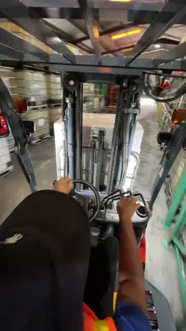 Loading a 40 foot Container🔥🔥🔥 #ainz_lifts #forklift #forkliftoperator #certified #warehouse #simple #fyp 