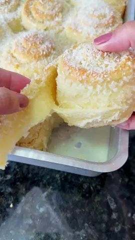 Fatias Húngaras INGREDIENTES MASSA: 2 ovos 300ml de Leite Morno 80 g de açúcar ou 5 colheres de Sopa 5g de sal ou 1 colher de café  100g de manteiga sem sal 10g de Fermento Biológico seco  700g de farinha de trigo RECHEIO: 150g de coco ralado 100g de manteiga sem sal 170g de açúcar ou 1 Xícara Misturar bem com as pontas dos dedos. CALDA: 396g de leite condensado (1 caixinha) 100ml de leite Só misturar bem e está pronta! MODO DE PREPARO: Em uma vasilha coloque, ovos, açúcar, sal, leite morno, manteiga derretida e o fermento, mexe e vai acrescentando o trigo aos poucos até chegar no ponto de não grudar mais nas mãos, pode ser que vai mais tricotou menos! Mais cuidado para não deixar a massa muito dura! Deixei crescer até dobrar de volume, mais ou menos de 1 a 2 horas! Abre a massa e mas se todo o recheio nela! Vc pode enrolar toda a massa e cortar as rosquinhas ou fazer igual fiz no vídeo! Deixe as rosquinhas crescer uns 30 à 40 min e leve para assar por 30 a 40 min em forno 200 graus! Não deixe assar demais para não ficar seca! Assim que tirar no forno vai passando a calda em cada rosquinha e finalizada com coco ralado! #receita #fatiashungaras #cafedararde 