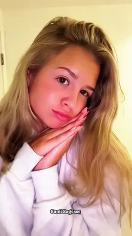 Appliquez le lait entier avec le riz et vous aurez plus jamais une tâche sur votre visage. Les femmes japonaises appliquent cette crème chaque soir et le matin toute leurs tâches, les rides et les ridules disparaîtront pour toujours. Alors, sauvegardez cette vidéo pour ne pas la perdre. Pour commencer, Versez deux cents cinquante millilitres de lait entier dans une casserole. Ajoutez quatre cuillères à soupe de riz blanc. Le riz étant l'un des ingrédients naturels les plus efficaces pour lutter contre les rides et les signes de vieillissement. Remuez et mettez à feu doux pendant dix minutes. Puis, Retirez du feu et laissez refroidir. Versez le mélange dans un récipient approprié. Broyez le mélange à l'aide d'un moulin électrique, puis Filtrez le mélange à l'aide d'un morceau de tissu. Nous avons maintenant une merveilleuse base crémeuse de riz. Mettez quatre cuillères à soupe du mélange de riz dans un bol et Ajoutez un jaune d'œuf. Pour les peaux sèches et sensibles, nous utilisons le jaune d'œuf, pour les peaux grasses, nous utilisons les blancs d'œufs. Ajoutez une cuillère à café d'huile d'amande. Ajoutez dix gouttes d'huile de rose musquée. Ajoutez dix gouttes d'huile de vitamine E. Mélangez bien les ingrédients. Pour finir, ajoutez une cuillère à café de fécule de maïs. Mélangez bien les ingrédients. Appliquez ce masque sur la peau du visage et du cou, vous pouvez également l'appliquer sur les mains. Laissez agir sur votre peau pendant trente minutes, puis lavez avec de l'eau tiède et hydratez la peau. Utilisez ce masque trois fois par semaine. Vous pouvez conserver ce mélange au réfrigérateur pendant une semaine. Écrivez votre pays dans les commentaires et abonnez-vous pour d’autres astuces. #visage #soinvisage #visagedestar #rides #tache #bouton #skincare #peau #fille 