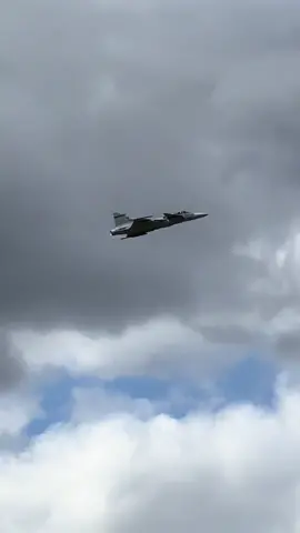 Sweden 🇸🇪 Gripen Demo Team Display pilot “Sunshine” aileron roll to pulling some G’s at the 2024 Royal International Air Tattoo! 📸 @Tori Trigo #sweden #gripen #saabgripen #riat2024 #raffairford #airtattoo #royalinternationalairtattoo #uk #unitedkingdom #planespot #planespotting #planespotter #avgeek #airplane #airplanes #military #militaryaviation #fighterjet #saab39gripen 