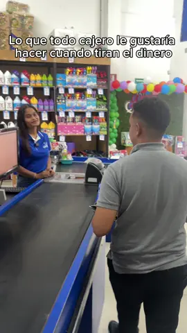 Lo que todo cajero quisiera hacer cuando el cliente le tira el dinero 💰🤣🤣🤣 #somos𝐐𝐔𝐄𝐘𝐌𝐀 #humor #comedia #esparati #fly #onlyyou 