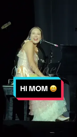 When @laufey says 'HI MOM!' 😄😄 #laufeyinkl #laufey #bewitchedgoddesstour #goddesstour #laufeyinkualalumpur 