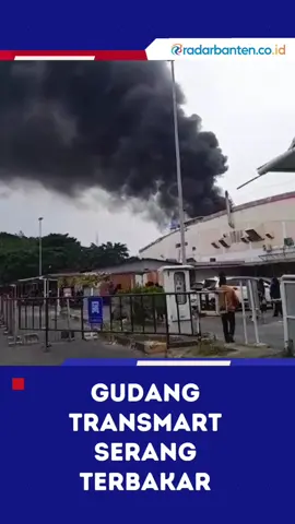 Gudang Transmart Serang di Ciceri Kota Serang terbakar, Jumat 30 Agustus 2024, pukul 12.30 WIB. Digaan sementara kebakaran terjadi akibat korsleting listrik.  #Kebakaran #TransmartSerang #Musibah #BPBD