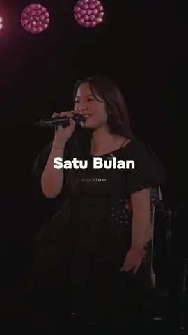 “Sah sah aja untuk cari penggantiku, untuk cari orang baru sah sah aja, tapi bagiku merelakan itu butuh waktu, jadi kalau bisa jangan buru-buru”. Siapa yang relate sama lagunya?  Song: Satu Bulan by Bernadya  Video:  yogiesanjaya #MusikTrue #KonserMusik #Bernadya 
