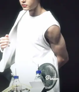 THE BICEPS WTHHHHH!!! MEOWWWWWWWWWWWWWWWWWWWWWWWW!!!!!!!!!!!!!! #sunghoon #enhypen #fyp 