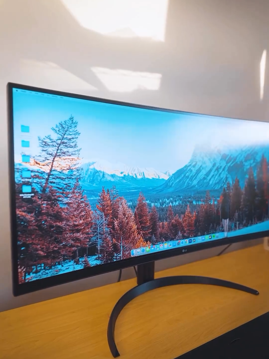 The LG UltraWide Monitor looking fiiiinnnee as part of @jonoscorey ’s setup! 😎 #setup #desksetup #desktour #LGUK