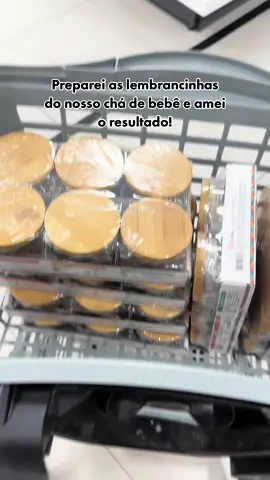 Ideia de lembracinha para o seu chá de bebê, chá de fraldas, maternidade,…  Eu comprei esses potinhos herméticos da Oikos (110ml), que eu achei lindos e super úteis para os convidados usarem depois! Fiz a tag no Canva e mandei imprimir numa gráfica (4cm x 4cm), e para dar um charme, fiz esses lacinhos com fita azul bebê e prendi as tags com um fio elástico. Preenchi os potinhos com mini suspiros e esse foi o resultado! 😍 #DIY #facavocemesmo #lembrancinha #chadebebe #maternidade #gravidez #gestante #gestacao #ideias 