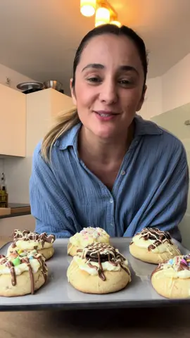 Crumble Cookies 🍪😍 Zutaten: 240-250g Mehl 115 Butter 20g Brauner Zucker 90g Zucker 1 Pck. Vanillezucker 1Ei 15g Speisestärke 1TL Backpulver 1/4 TL Salz 1TL Vanillepaste Frosting: 60g Butter 100g Puderzucker  175 Frischkäse 1TL Vanillepaste 175Grad für 11-13 Minuten in den Backofen #cookies#crumblecookie#dessert#Recipe#rezept#backen#baking#crumble#foodtiktok#fürdich#fy#Foodie#yummy#tasty#trend#EasyRecipe#foodinspo 
