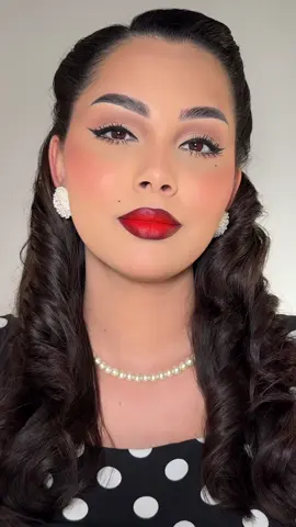 Reproduzindo uma make anos 50! ✨ O que vocês acharam?  Usei a máscara de cílios “Tell Me More” da @Bella Femme Cosméticos, que é lançamento, e tô simplesmente obcecada pelo resultado!  #makeup #makeuptutorial #anos50 #bellafemme  Pu bli 