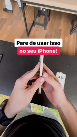 Você precisa parar de usar esse tipo de coisa no seu iPhone! 📱🫵🏼 Esse tipo de película não protege em nada, além de ficar com bolhas, manchas de dedo e quebrar super fácil! Existe uma película com tecnologia de ponta, que mesmo com sujeira na tela, você consegue aplicar com rapidez e facilidade! Além de ter tecnologia oleofóbica, que reduz as marcas de dedo, é extremamente resistente.  Para garantir a sua é só clicar no link da Bio! 🔥