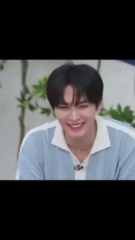 His laugh is so cute..🥹🥹😻#leeknow #straykids #ate #ilikeit #myonlylove #loveyou #🤍 #laugh #leebit 