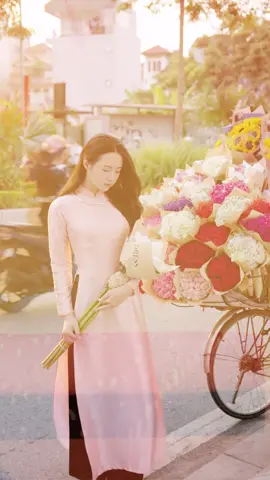 Áo dài mùa thu Hà Nội không chỉ là trang phục, mà còn là biểu tượng của văn hóa, của cái đẹp truyền thống. Nó gắn liền với hình ảnh người phụ nữ Việt Nam, dịu dàng và nền nã. Khi đi qua các con phố Hà Nội vào mùa thu, bắt gặp hình ảnh một cô gái trong tà áo dài thướt tha, ta như thấy cả một nét đẹp tinh túy của Hà Nội, của mùa thu và của tâm hồn người Việt. #viral #xuhuong #muathuhanoi #aodai #aodaihalinhh 