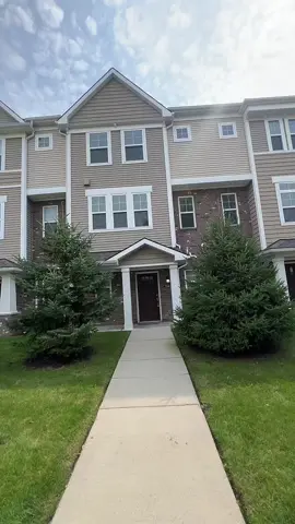 Rent this luxury townhome in Royal Oak for $2500 a month has 3🛏️ 2 Full bathrooms and 1 half Contact me today if your looking to buy sell or rent a home🤗 Timia Carter, REALTOR® 🏡 Legacy Park Realty Email 📧 | tcarter@legacyparkrealty.com Phone📱313.410.2828 Visit my website https://timiacarter.legacyparkrealty.com/ #detroitrealestate #detroitrealtor #michiganrealestate #michiganrealestateagent #michiganrealtor #houseoftiktok #houseforsale #housetour #realestate #realestateagent #realestateinvesting #realestatetiktok #realestatemarket #DreamHome #propertytours #buyingahouse #firstimehomebuyer #homefinder #Michiganhomes #Michiganhomesforsale #beautifulmichiganhomes #fyp #foryou #fyp:) #viral #trending #detroit #michigan #tiktok #foryoupage #4u 