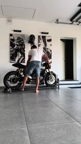 Thanks to this platform I can always place the bike on the nicer side (unfortunately the exhaust is only on one side, but I will change that soon:).. #triumphmotorcycles #custommotorcycle #thruxton #custommotorcycle #caferacer 