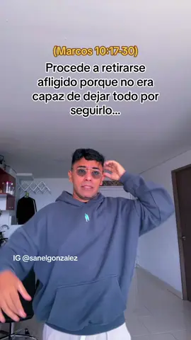 Muchos están como el joven rico incluso sin ser ricos siguen dejando a Dios fuera de sus prioridades.  Recordemos lo que dice Mateo 16:24 “Entonces Jesús dijo a sus discípulos: Si alguno quiere venir en pos de mí, niéguese a sí mismo, y tome su cruz, y sígame.” La historia del Joven Rico es un espejo en el que todos podemos mirarnos para evaluar nuestras prioridades y la calidad de nuestro seguimiento a Cristo. Nos desafía a preguntarnos si estamos dispuestos a dejarlo todo por seguirle #parati #foryou #jovenescristianos #hagamosviralajesus #tiktokerscristianos 