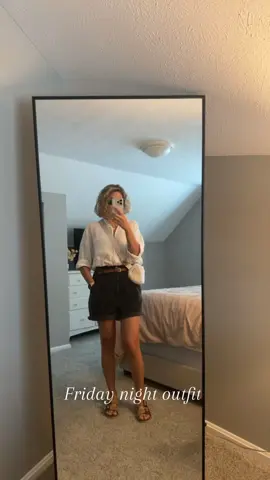 What’s better than a nice meal and of course a 🍹 with your friends after a long day at work?! #fridaynight #happyhour #friendsdate #afterworkvibes #outfitinspo #simpleoutfit #classy 