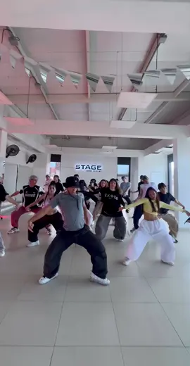 ¡Muchas gracias @BΛBY FӨX por esta clase tan expectacular! 💜 Por aquí les dejamos el resultado de la clase con nuestros queridos bailarines en la ciudad de Medellín.  ¡Que gran experiencia! 🔥🔥 ¿Que esperas para unirte a stage? Nos vemos Mor 💜🫶🏻 #medellin #dance #kpopmedellin #academia #baile #estilosurbanos 