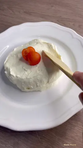 Cream cheese  جبنة كريمية  اطيب من الجاهز  #االطعم_يسولف #chef1mutaz_اكلات  تجربة وصفات بدون كلام أنطوني رأيكم بالوصفة و الفيديو (مهم) ❤️🌷 المقادير 🇮🇶 ١.٥ لتر حليب كامل الدسم ١ ملعقة طعام زبدة  عصير نص ليمونة  ملح  ١/٢ ملعقة طعام زيت زيتون  نضع الحليب و الليمون على النار المتوسطة ٣ دقائق مع الخلط  نضع الجبنة في الثلاجة حتى تبرد  Ingredients 🇬🇧 1.5 liters of whole milk  1 tablespoon butter  Juice of half a lemon  salt  1/2 tablespoon olive oil  Put the milk and lemon on medium heat for 3 minutes and mix.  Place the cheese in the refrigerator until it cools Ingredienser 🇸🇪 1,5 liter helmjölk  1 msk smör  Saften av en halv citron  salt  1/2 matsked olivolja  Lägg mjölken och citronen på medelvärme i 3 minuter och blanda.  Placera osten i kylen tills den svalnar . . . . . . . #explore #cheese #creamchesse #explorepage✨ #explorepage #exploremore #food #instafood #وصفات #طبخ 