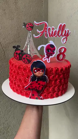 #bololadybug #bolomiraculoslerybug #miraculous #ladybug #cakeladybug #cakemiraculous #chantilly #chantininho #taiannaguia 