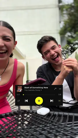 Juega con tus amix a adivinar la canción con Songtastic el reto que te hará descubrir que tan conocedor eres de la música. Encuéntralo en la sección de ‘Descubrir’ dentro de la app. #trebel #songtastic #musicadenostalgia #nostalgiamusic 