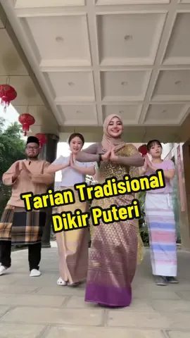 Selamat Hari Kebangsaan ke-67, Malaysia!  Memupuk perpaduan dalam kepelbagaian budaya 🌺✨ Tarian tradisional Melayu digabungkan dengan keindahan pakaian etnik Dai China, mencerminkan semangat Harmoni dan Merdeka. #HariMerdeka #PerpaduanDalamKepelbagaian #MalaysiaPrihatin #TradisiBersama #fyp #malaysiatiktok 