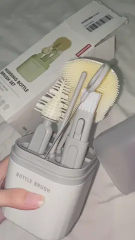 Sobrang ganda ng quality, complete set, at pang travel na siya, kasyang kasya pa sa bag mo. #bottlebrushset #brushset #babybottlebrushset #bottlebrush #siliconebrush #babybottlecleaningset  #cleaningset #fyp