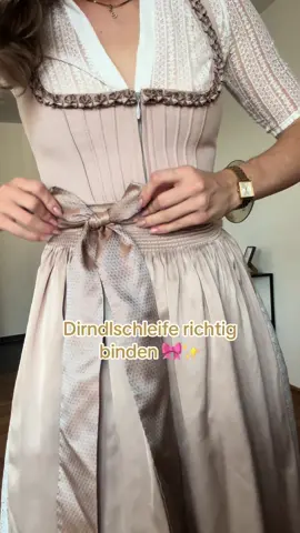 Antwort auf @Johannasophia1904 Hier das versprochene Tutorial 🫶🏼 Am Ende muss man immer noch ein bisschen zubbeln bis die Schleife „perfekt“ sitzt 🎀  #dirndl #oktoberfest #wiesn #volksfest #wasen #tracht #münchen #dirndlschleife #binden #frühlingsfest 