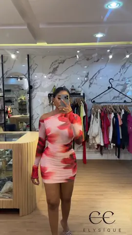 You will definitely feel good in this beautiful Bodycon gown🤭🤭 PRICE:#49500 AVAILABLE SIZE: S, M and L It is available for instant delivery to your doorstep. Send us a DM or click the link in bio to get yours now. You can also visit our walk-in store to get it too. 📍M633 Hub, Victoria Ariobeke Street, Off Admiralty Way, Lekki, Lagos. #bagsinlagos🎒 #highstreetfashion #highstreetstyle #highstreetlagos #highstreetwearlagos #highstreetwear #highstreetwearshop #elysique #elysiquewears 
