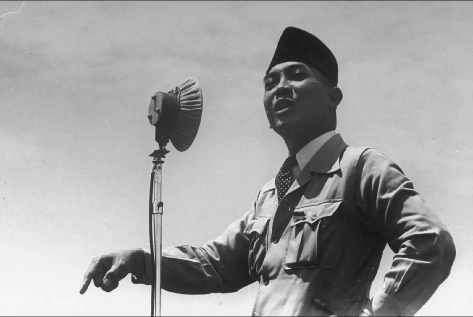 Ir. Soekarno merupakan presiden pertama Indonesia dan merupakan orator yang hebat dengan gaya retorikanya. pidato-pidato Ir. Soekarno sangat di kagumi oleh masyarakat. Beliau mempunyai bahasa tubuh dan suara yang khas, mumpuni, dan meyakinkan.   Beliau juga mendapat julukan yang sangat merepresentasikan diri nya ketika melakukan orasi yaitu 
