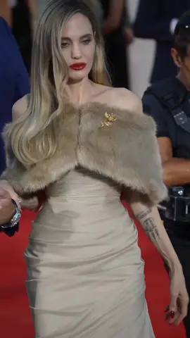 #festivaldivenezia2024 #joliefestivaldivenezia #jolie #angelinajolie_tiktok #angelinajolie #angiolinajolie #fyp #🎧 #mariacallas 