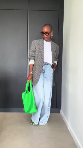 Styling an oversized tshirt 7 ways: Part 7 . Thank the clothing gods for good quality oversized blazers!This was a second hand fid from Vinted. 👌🏾 . #cosstores #outfitideas 