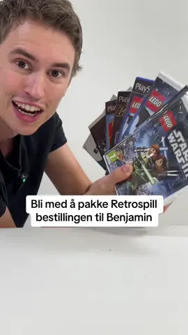 Benjamin spurte om ikke vi kunne filme bestillingen hos Retrospillkongen.no! Dette er selvfølgelig noe vi må få prioritert. Samlingen er stilig, og han har idag gått for en rekke forskjellige retrospill som Lego star wars til Nintendo Wii og PS2. Han har også fått med seg klassikere som Golden Eye, og lille Kylling🐥 Spillene han har kjøpt er profesjonelt renovert, 100% fungerende, fri for riper og støttet av Norges beste retrospill garanti! #retrogaming #norgetiktok #nostalgi #pakkevideo #pakking #retrospill #retrokongen #fyp #vintagegames #gaming #playstation #nintendo #goldeneye #lego #legostarwars #wii #ps2 