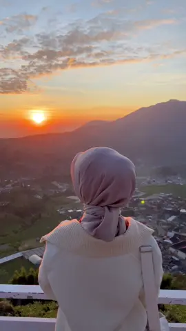 masyaAllah bisa liat sunrise sebagus ini 🥹✨ #dieng #diengwonosobo #diengplateau #tamanlangitdieng #wonosobo 