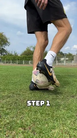 Surprise flick up tutorial from behind your back 💫⚽️ #football #Soccer #skills #futbol #tutorial #footballskills #soccerskills #footballtips #soccertips #footballplayer #soccerplayer #soccerlife #freestyle #footballtiktok #soccertiktok 
