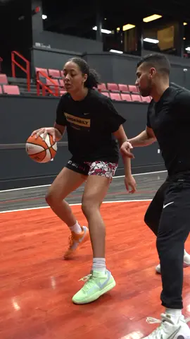 Reverse Push ( Inside Hip Position ) + Turn Pound Drop 🔑  This is a deceptive footwork combination to use that allows you to create space backwards then land in a position to attack back towards the basket.  As you’re pulling yourself back, read the defenders closeout angle, then make the right read!  @khamil.pierre #basketballtraining