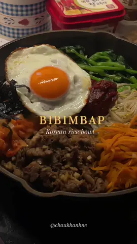 🍱 Cơm trộn hàn quốc full topping •Phần thịt bò mình ướp với: - 1 tbsp nước tương - 1 tsp bột ớt - 1 tsp đường nâu - 1 tsp tỏi - Tiêu, dầu mè • Topping rau củ: - 1 củ cà rốt - 1 bịch cải bó xôi - Giá đỗ - Kim chi và rong biển Hết rùiii, chúc mọi người nghỉ lễ vui vẻ. #fyp #nauancungtiktok #homecooking #bibimbap #koreanfood #ricebowl #comtronhanquoc 