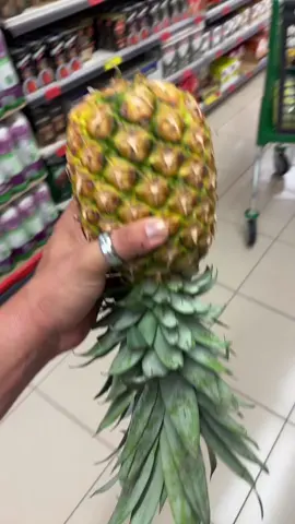 Se vuelve loca! 😂 @Paula Currás #humor #couple #couplegoals #mercadona #piña #novios #funny 