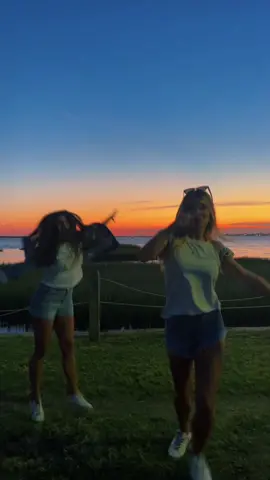 nothing boost your serotonin like a charleston sunset and a little dancing @SOPHIA  #fyp #sunset #charleston #dance #OOTD #serotonin #sisters 