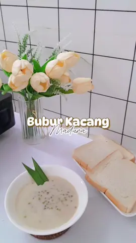 Ketagihan bubur kacang nih gaes ... tapi kali ini aku bikin bubur kacang ala madura ... Pada ngeh ga sih kalo bubur kacang madura tuh walaupun kacang ijo nya ga hancur tapi empuk banget yaaa , ternyata gini rahasia nyaa Tonton sampai habis yaa, jangan lupa tekan tombol love nyaa Bubur Kacang Madura Bahan yg dibutuhkan: • 500 gram kacang ijo • 3 liter air • 250 gram gula pasir • 4 bungkus santan instan • 20 gram jahe geprek • 4 lembar daun pandan • 1 sdt munjung garam • 3 sachet kental manis #buburkacang #buburkacangijo #burjo #resepburjo #buburkacangmadura #buburkacanghijau #buburkacangkhasmadura #resepkudapan #kudapanindonesia #kudapan #jajanan 
