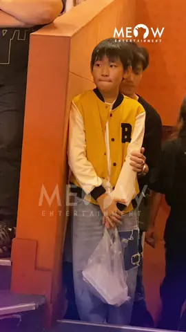 Quá thương khi thấy con trai của Diệp Bảo Ngọc cầm hộp cơm đứng chờ mẹ ở cánh gà khi đi cinetour “Làm Giàu Với Ma”. #Meowentertainment #cayphimnayne #Saptinggg #saptinshowbiz #Tiktokgiaitri #lamgiauvoima #lamgiauvoimabymeow 