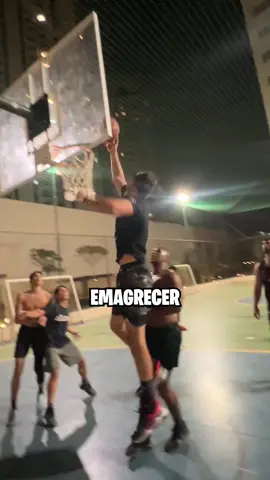 O BASQUETE REALMENTE EMAGRECE? Pra emagrecer o cardio é um componente importante mas que não pode ser considerado isolado. Sempre importante aliar a atividade física com uma dieta pra te ajudar a chegar mais perto dos seus objetivos de emagrecimento, caso você tenha algum. Outro ponto importante é entender que cada um tem um biotipo diferente e uma aptidão pra queimar calorias diferentes. Trouxe o basquete como uma atividade de cardio que pode ser uma boa opção, devido ao alto gasto calórico da atividade, e o quão divertido é. Tornando a atividade do cardio prazerosa! A final, BALL IS LIFE #corrida #Fitness #cardio #basquete #paravoce 