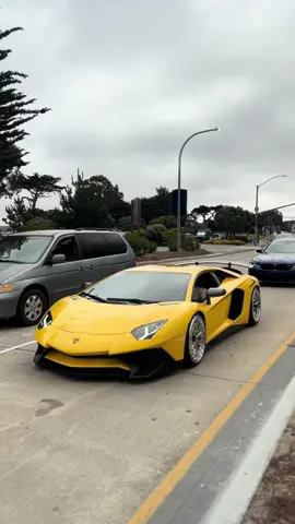 Rolling lambos🏎️.                                  #fypシ゚viral #fy #lamborghini #roller #carsoftiktok #carweek #caredit #cars #trending #carspotting #blowthisup #edits #supercar #fyp #bmw 