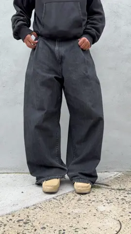 Fashion sector🤓 • • #clarkwallabee #widelegjeans #widelegpants #fashion #shoes #shoerotation #japanesefashion #sneakers #japaneseamericanafashion #jaydentorres