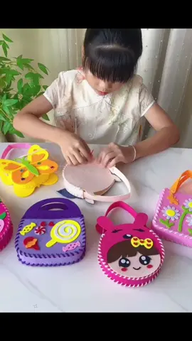 Túi nhà em được khen feadback nhiều lắm luôn, các bác cứ nhìn lượt đánh giá là biết ạ, combo8 sẽ có đầu lân xinh lắm…dâu&thỏ thì combo nào cũng có ✌️✌️ #dochoitrungthu #dochoichobe #beyeu #túichobe #tuithucong #túithucong 