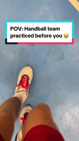Why you gotta leave the court so dirty @ 🤾‍♂️🤾‍♀️🤾  #basketballshoes #handball #resin #basketballcourt #sticky 