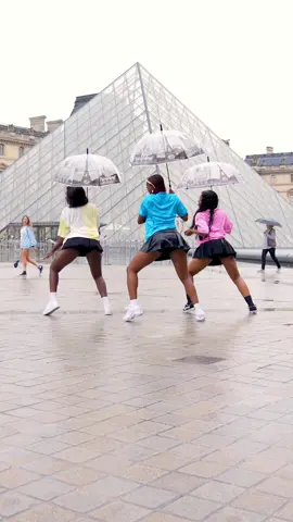 the rain wasn’t about to stop us from shaking nyash small 🥺🍑 @Roseylucci @Akay 🎥: @Afro Dance DC: me x #fyp #foryoupage #thisishowwecelebrate #satiktok🇿🇦 #paris #france🇫🇷 #louvremuseum 