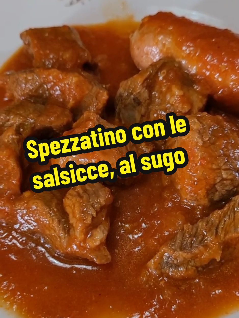 Spezzatino con le salsicce, al sugo, oggi mi andava così. 🫶  Ingredienti:  600g spezzatino di vitellone  4 salsicce di prosciutto  1 carotina  1 cipolletta  1 costina di sedano  2 passate di pomodoro  1 bicchiere di vino  1 bicchiere di acqua  qb sale  qb pepe  qb olio extravergine  #piattoriccomicificco  #lacucinadigilda  #piattodelgioeno  #ricettafacile  #foodporn  #neiperte  #andiamoneiperte 