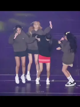 dancing to the moonlight~~ #jennie #lisa #chaeng #jisoo #blackpink붐바야 #bp #concert #edits #mizu🍡 #mizu_edit🥀  #mizu_km🍌 #mizu_team🎑 #mizu_jennie🧚‍♀️ #fyp #j4f #pov #kkkk #funnyvideos 